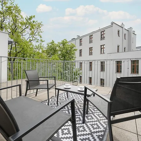 Cozy In Near Old Town By Renters Apartamento